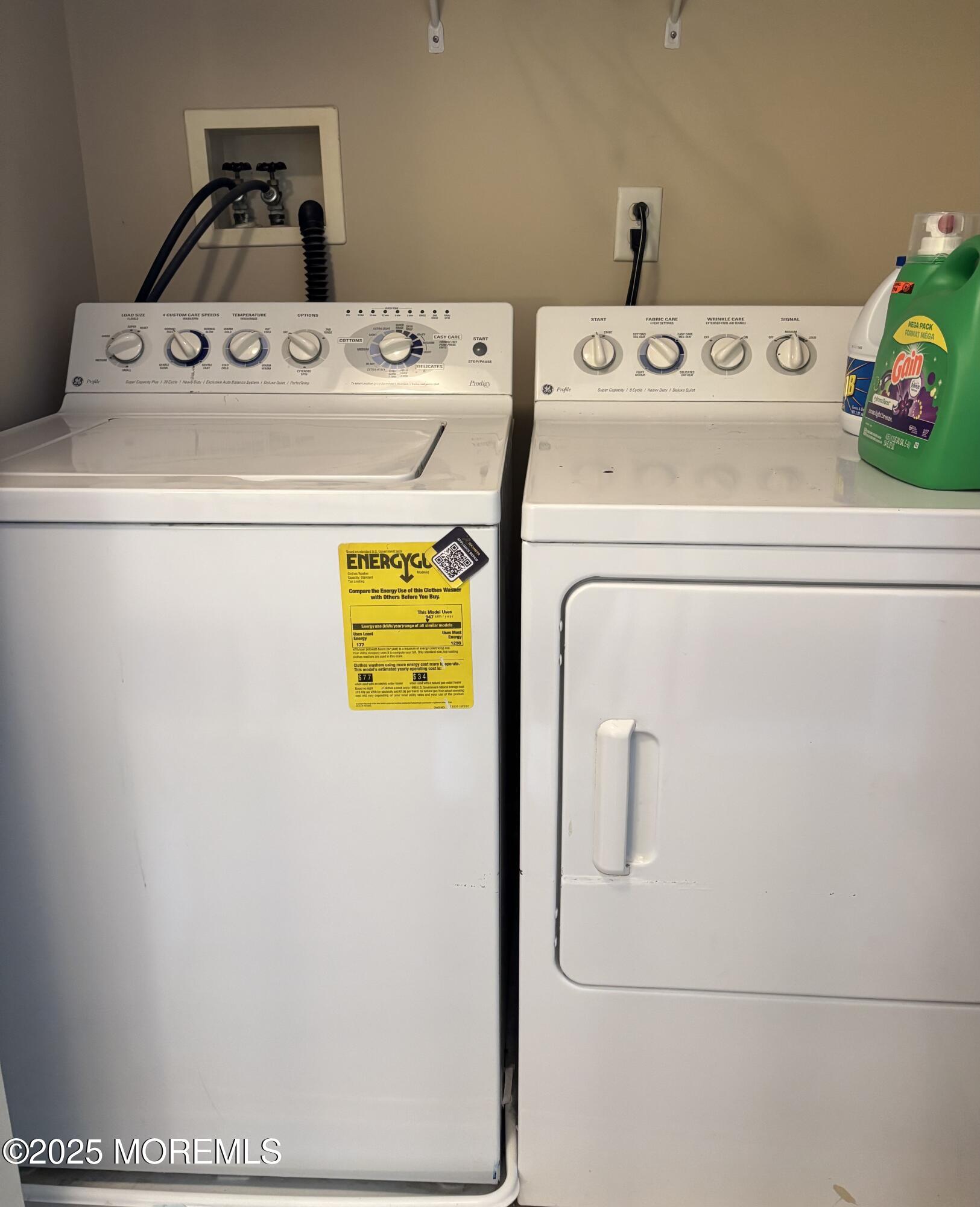39 Rozalyn Lane, Unit 141 South Amboy, NJ 08879 - Photo 8 of 19 a utility room with dryer and washer