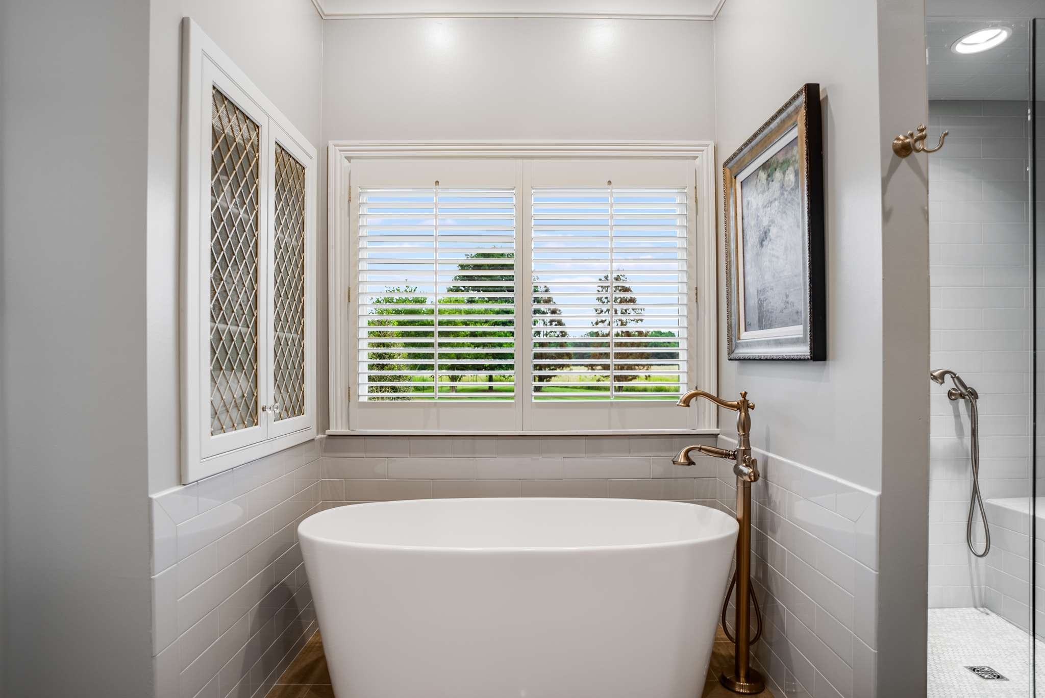 1539 Palmer Road Lebanon, TN 37090 - Photo 20 of 70 a bathroom with a bathtub and a window