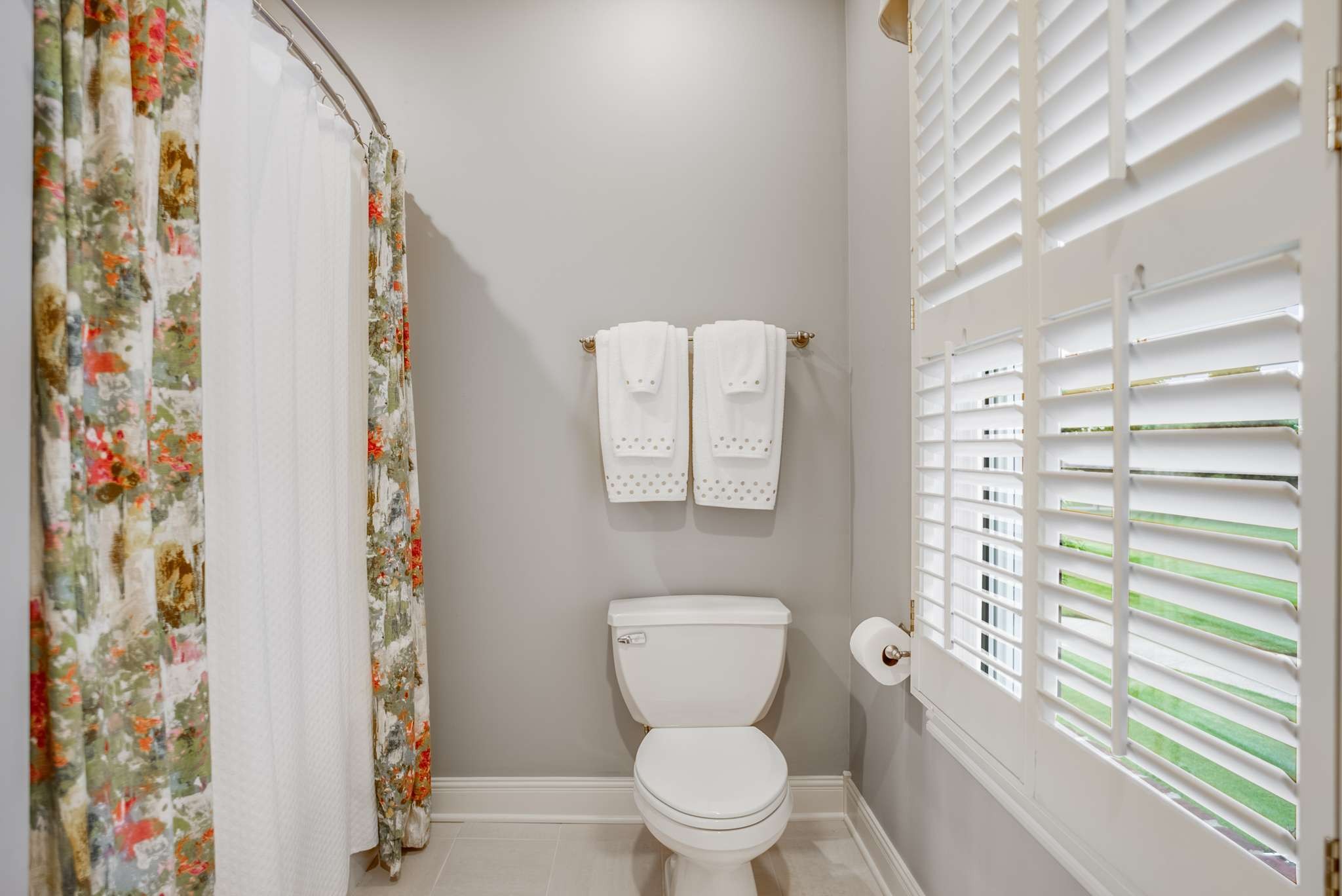 1539 Palmer Road Lebanon, TN 37090 - Photo 38 of 70 a bathroom with a toilet and shower curtain