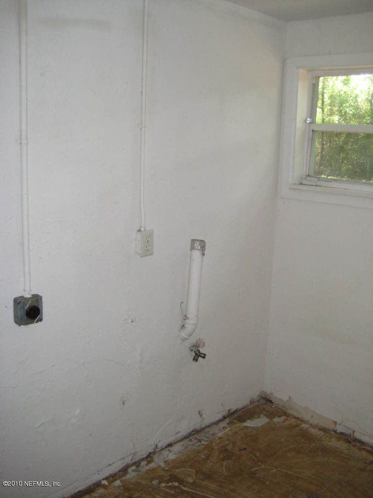 5051 Welborn Road Jacksonville, FL 32207 - Photo 11 of 12 LAUNDRY ROOM
