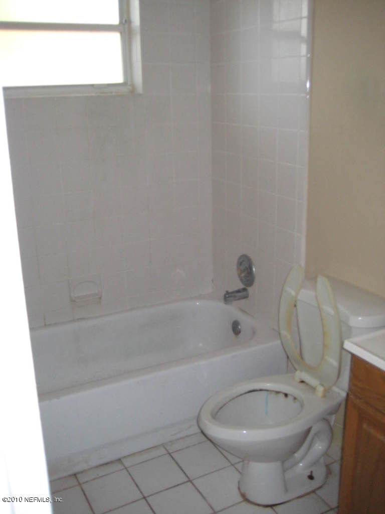 5051 Welborn Road Jacksonville, FL 32207 - Photo 8 of 12 HALL BATH