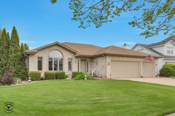$565,000 | 233 Goldenwood Court, Aurora, IL 60502
