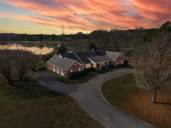 $749,900 | 51 Timberlake Drive, Fayetteville, TN 37334