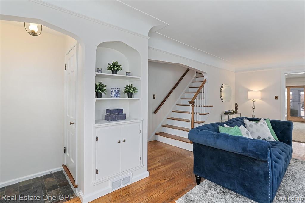1094 Roslyn Road Grosse Pointe Woods, MI 48236 - Photo 5 of 41