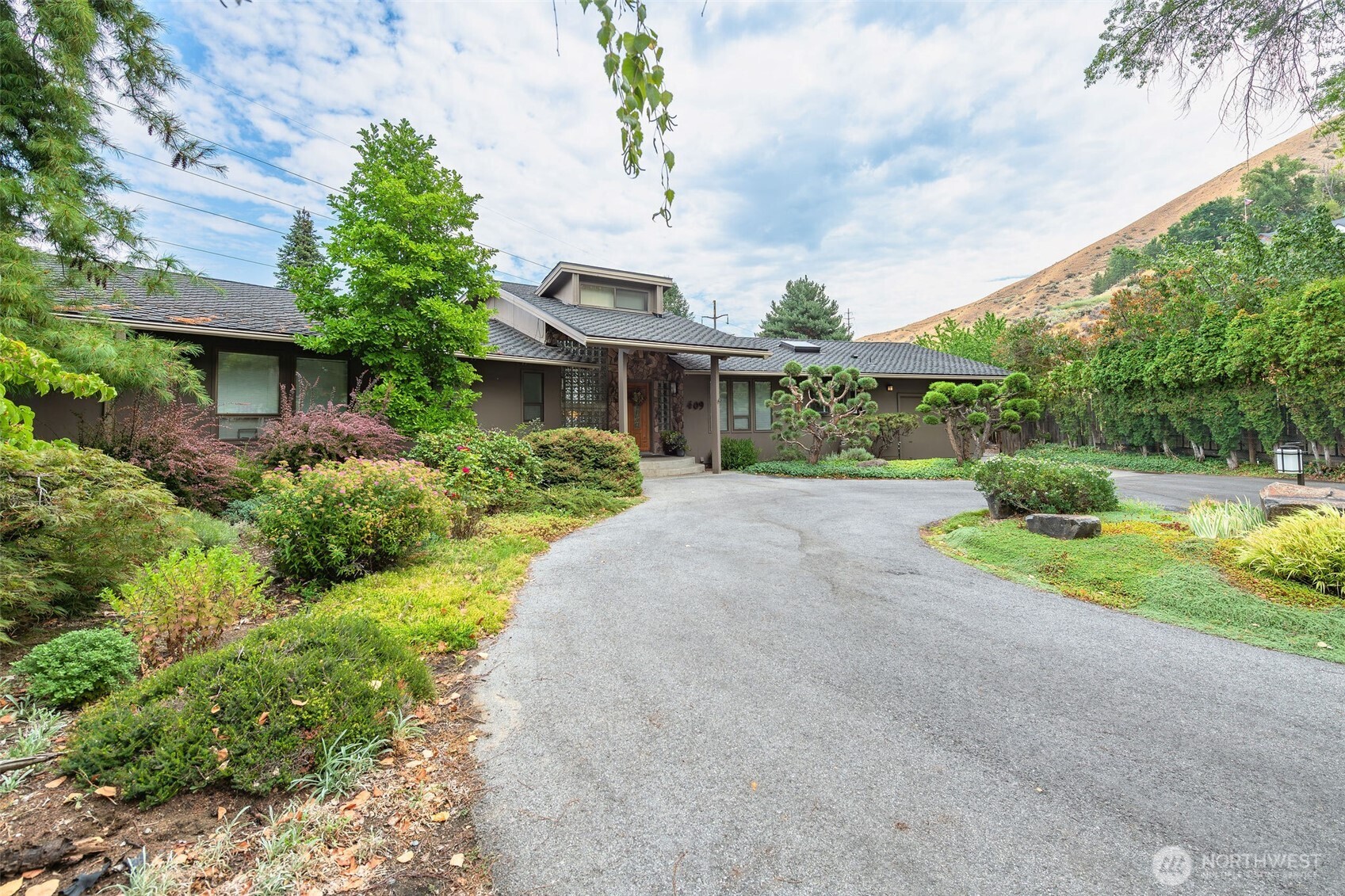 409 Austin Avenue Wenatchee, WA 98801 - Photo 2 of 40