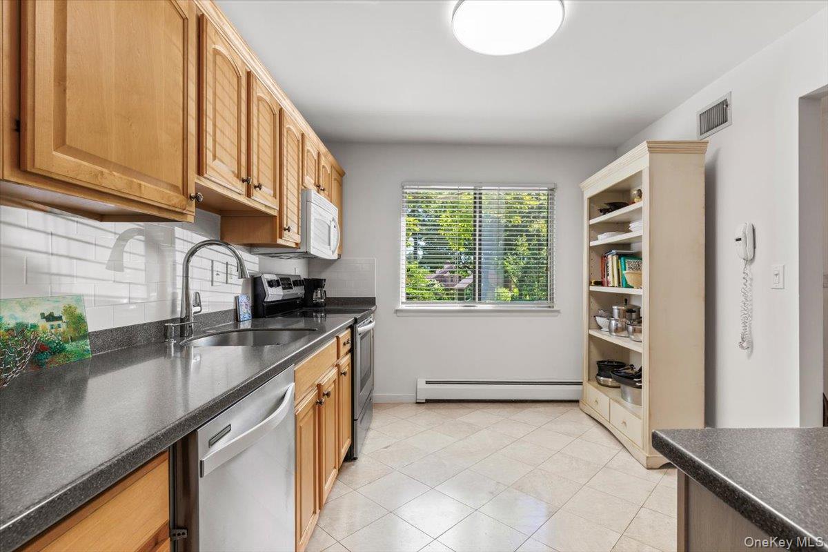 219 Tree Top Crescent Rye Brook, NY 10573 - Photo 7 of 18