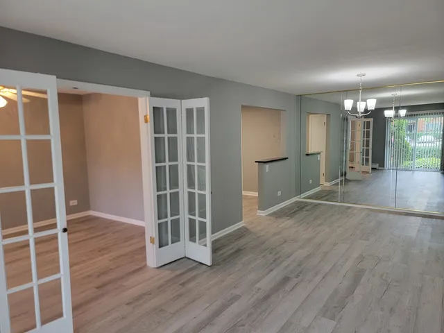 $1,975 | 2315 South Goebbert Road, Unit D106, Arlington Heights, IL 60005