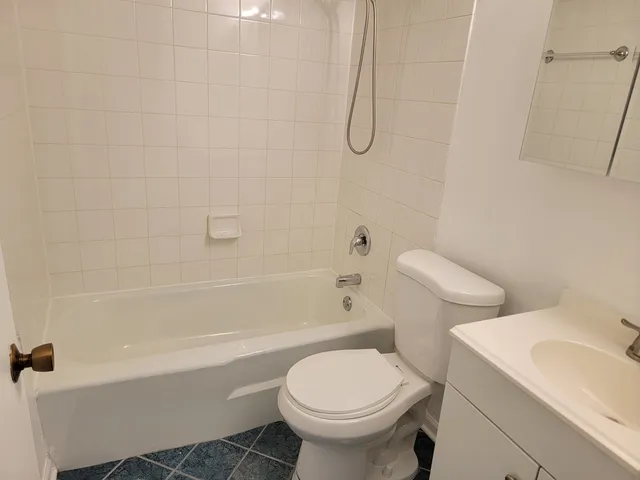 $1,975 | 2315 South Goebbert Road, Unit D106, Arlington Heights, IL 60005