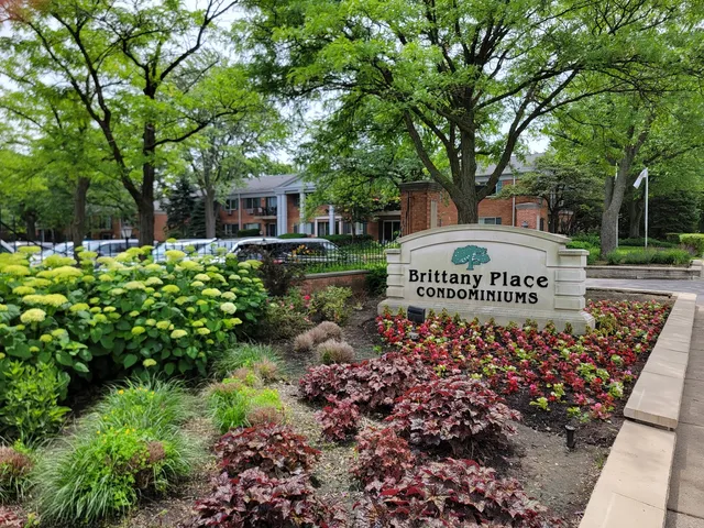$1,975 | 2315 South Goebbert Road, Unit D106, Arlington Heights, IL 60005