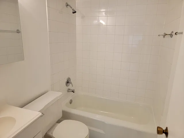 $1,975 | 2315 South Goebbert Road, Unit D106, Arlington Heights, IL 60005