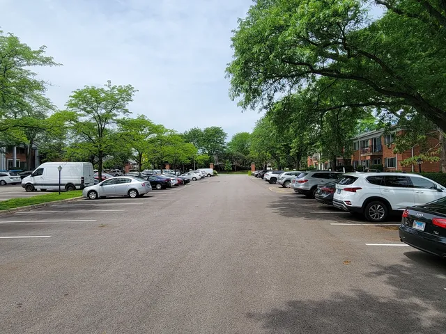 $1,975 | 2315 South Goebbert Road, Unit D106, Arlington Heights, IL 60005