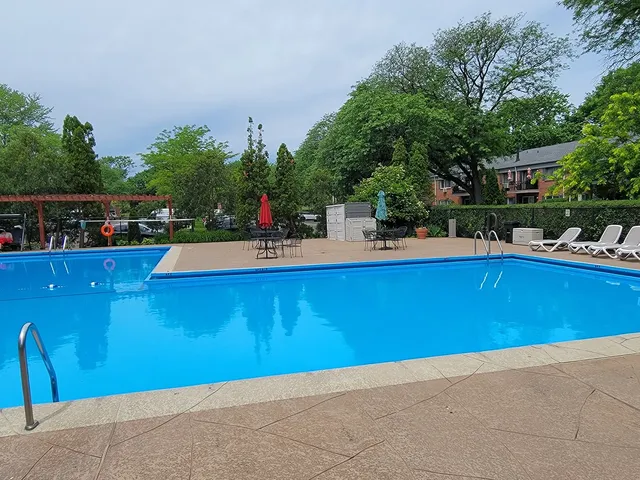 $1,975 | 2315 South Goebbert Road, Unit D106, Arlington Heights, IL 60005