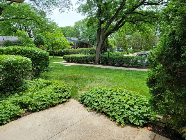$1,975 | 2315 South Goebbert Road, Unit D106, Arlington Heights, IL 60005