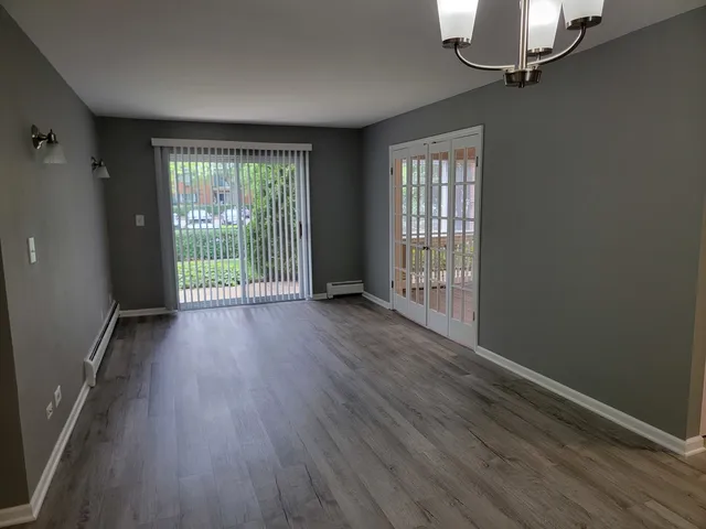 $1,975 | 2315 South Goebbert Road, Unit D106, Arlington Heights, IL 60005