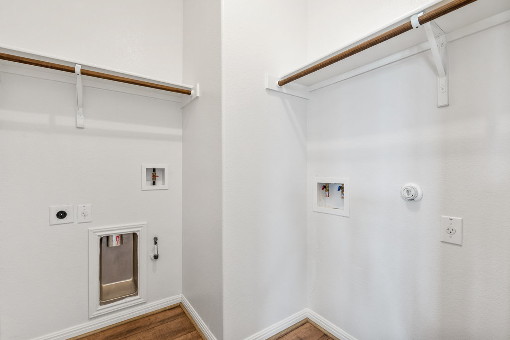 117 Wapiti Road Buda, TX 78610 - Photo 9 of 35 a bathroom with a shower and a window