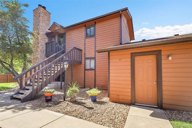 a wooden bench sitting in front of a building