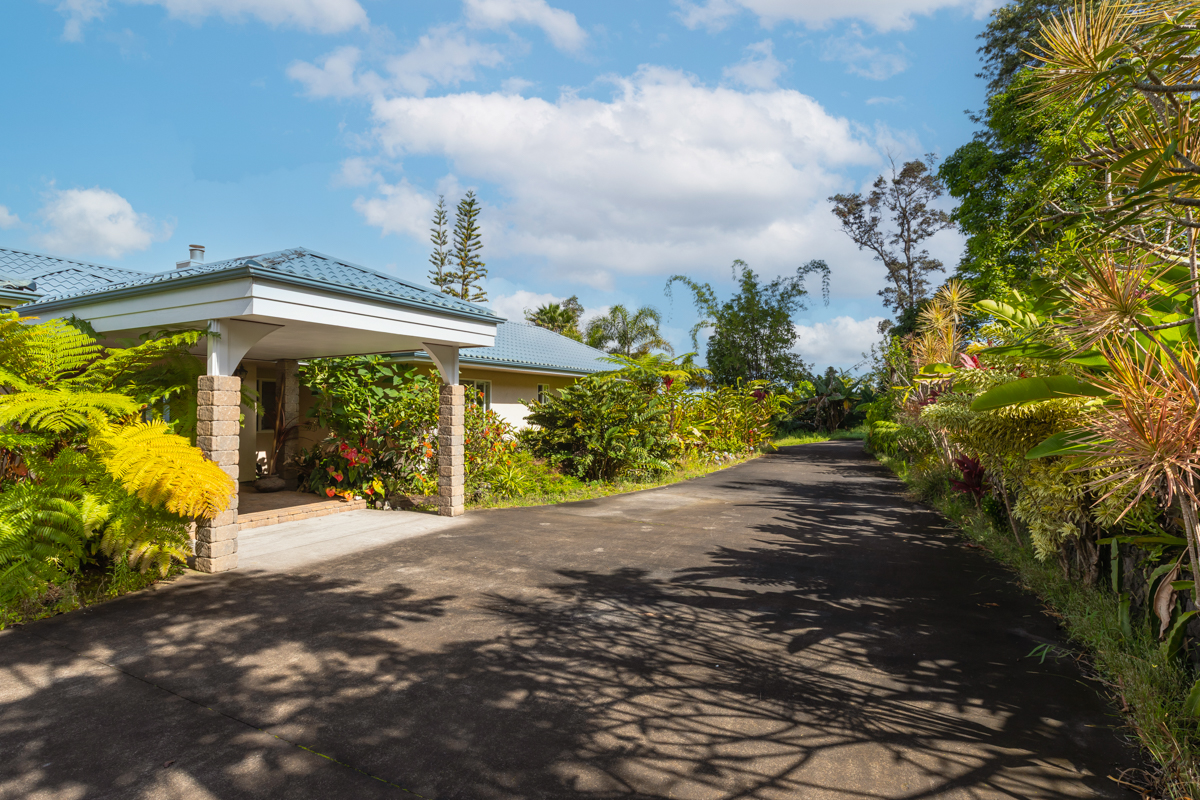 73-4571 Kukuki Street, Unit A Kailua-Kona, HI 96740 - Photo 10 of 30 a view of a back yard of the house