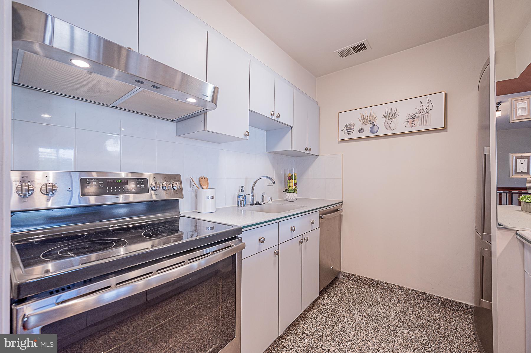 117 West Conway Street, Unit R60 Baltimore, MD 21201 - Photo 10 of 37