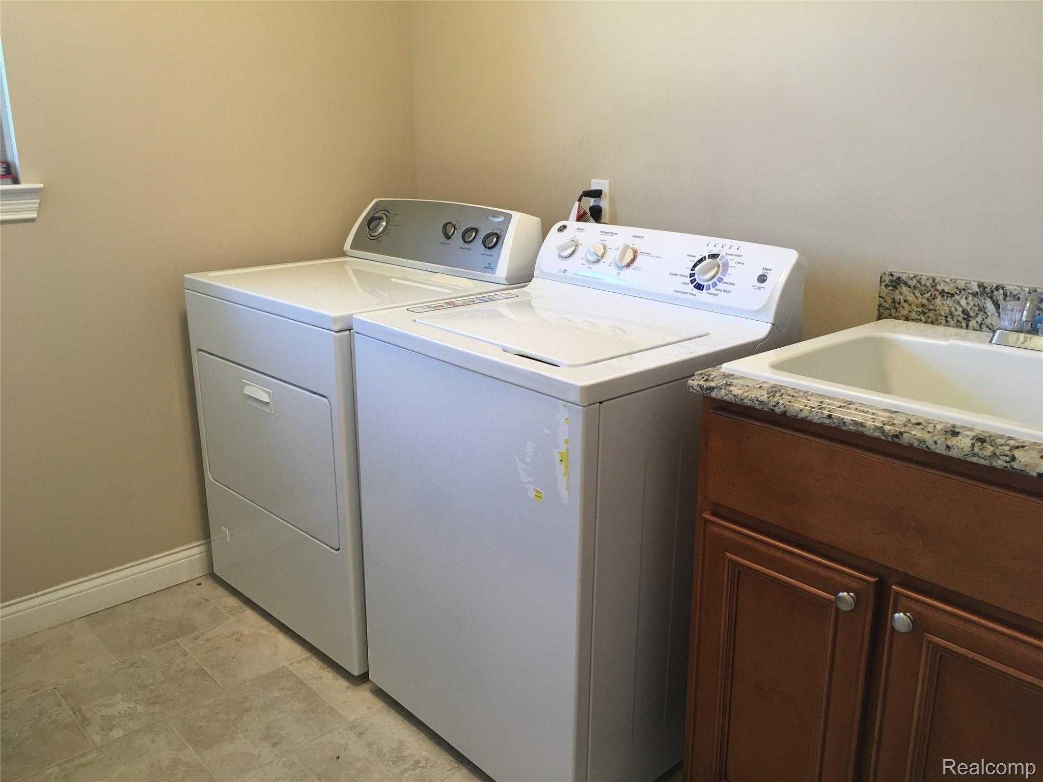 16510 Moore Park Road Macomb, MI 48044 - Photo 18 of 38 Laundry room.JPG