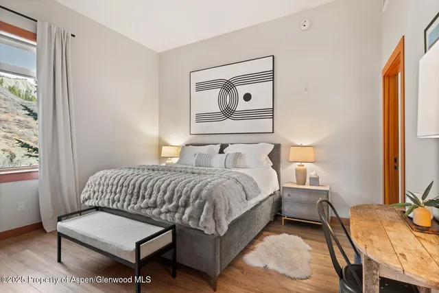 a en suite bathroom with a sink and a mirror