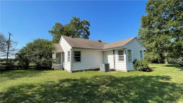 a view of a house with yard and garden