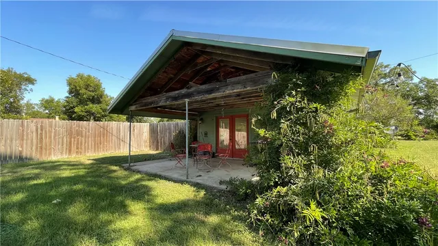 a view of a backyard