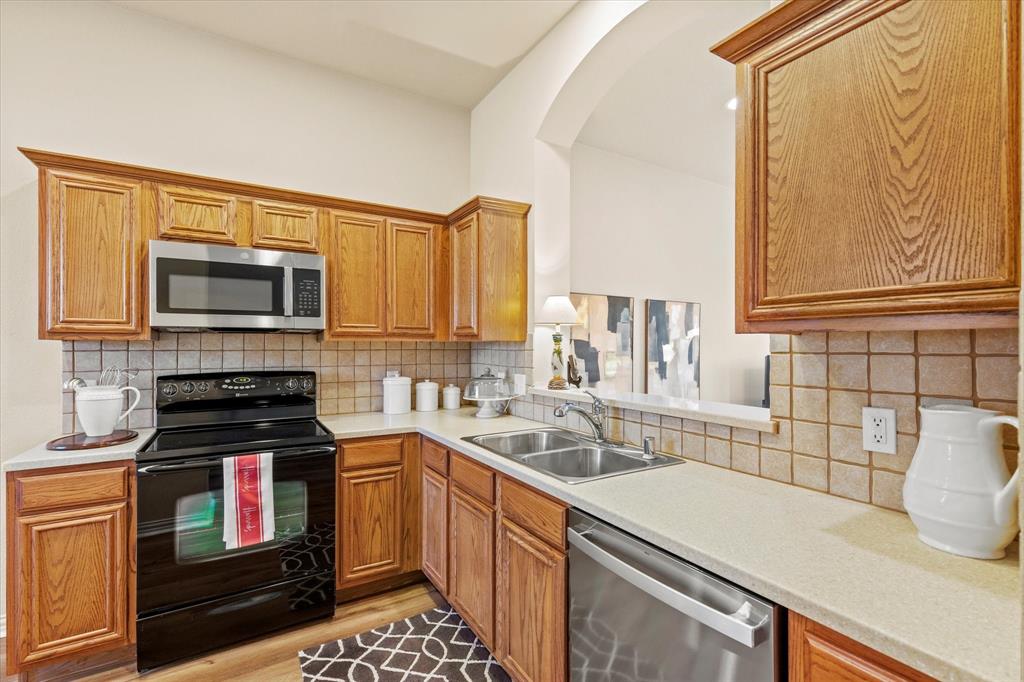 2821 Fordham Road Plano, TX 75025 - Photo 11 of 40 a kitchen with a sink stove and microwave