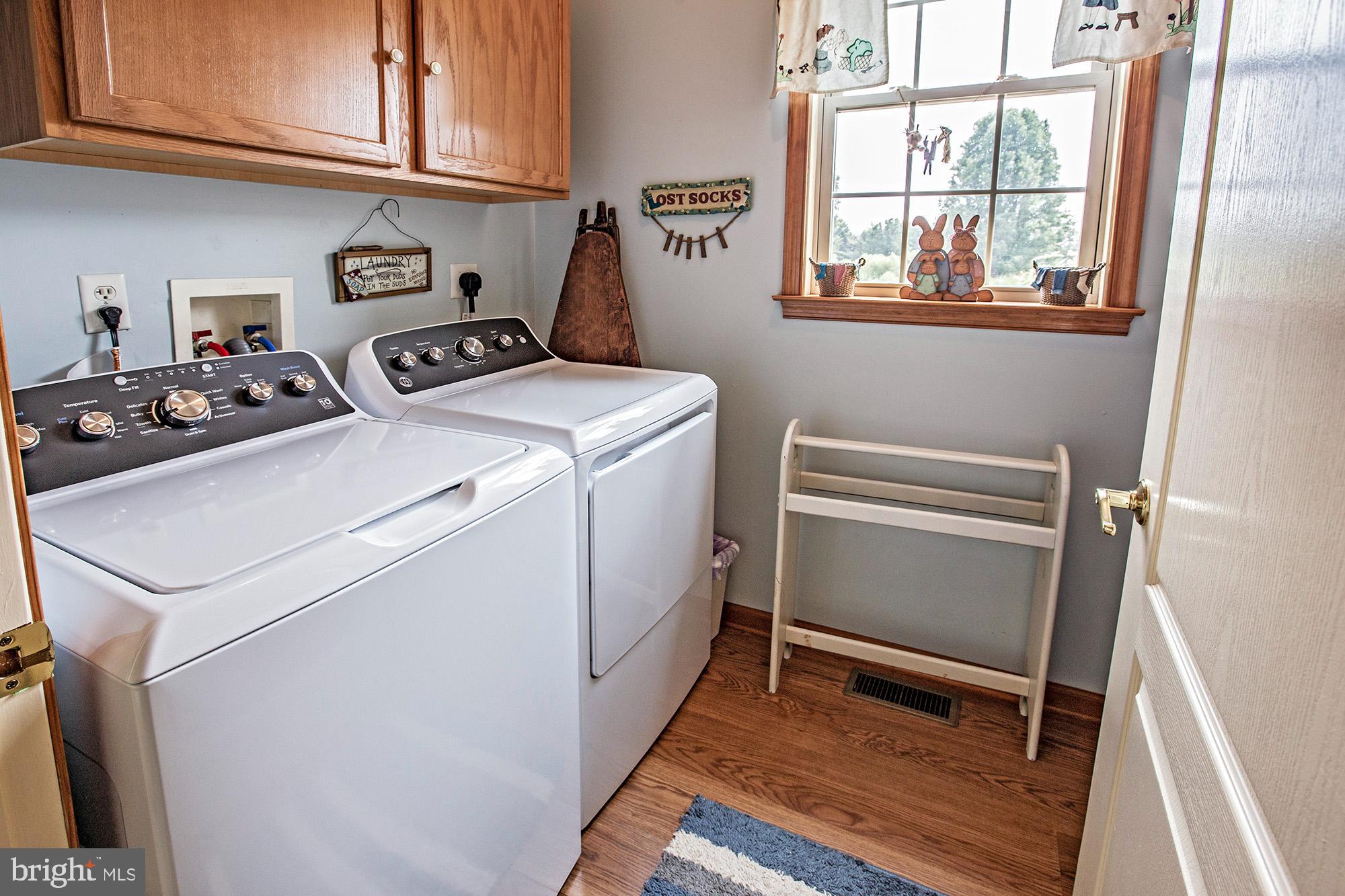 7 Meghans Way Pennsville, NJ 08070 - Photo 14 of 30 a utility room with dryer and washer