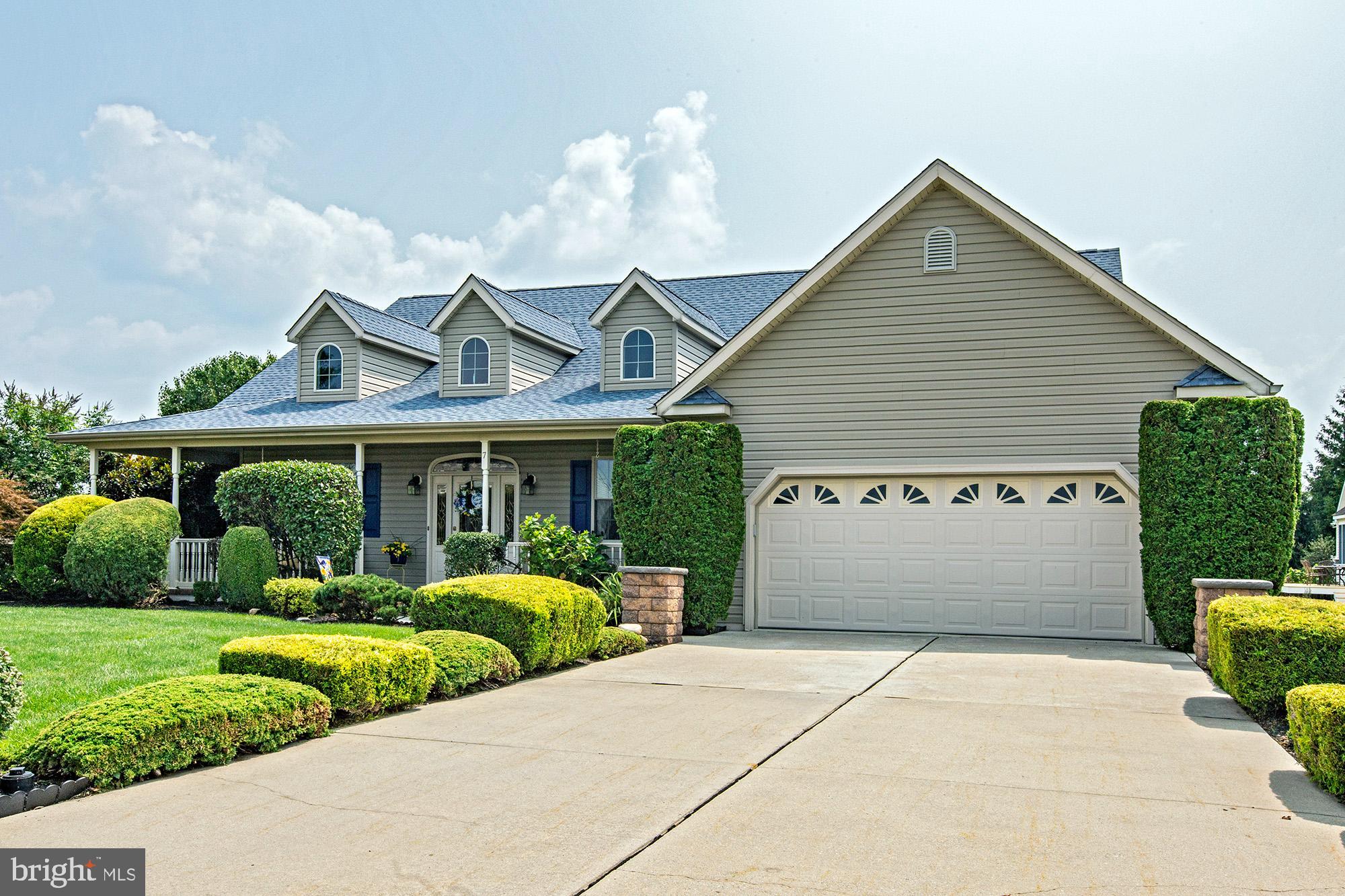 7 Meghans Way Pennsville, NJ 08070 - Photo 2 of 30 a front view of a house with garden