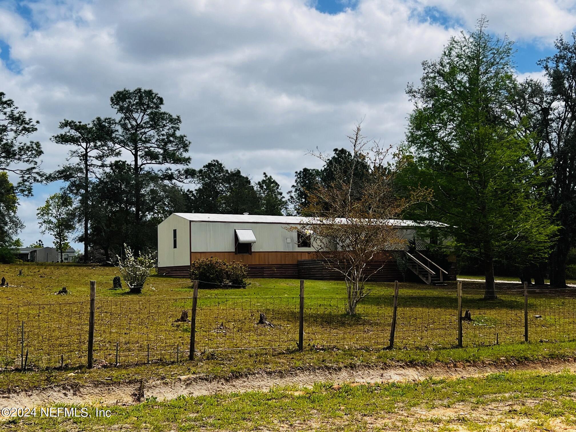 7635 Oak Forest Road Keystone Heights, FL 32656 - Photo 2 of 30 a view of a house with pool