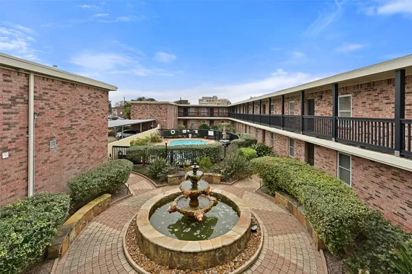 $1,900 | 402 Postoffice Street, Unit 207, Galveston, TX 77550
