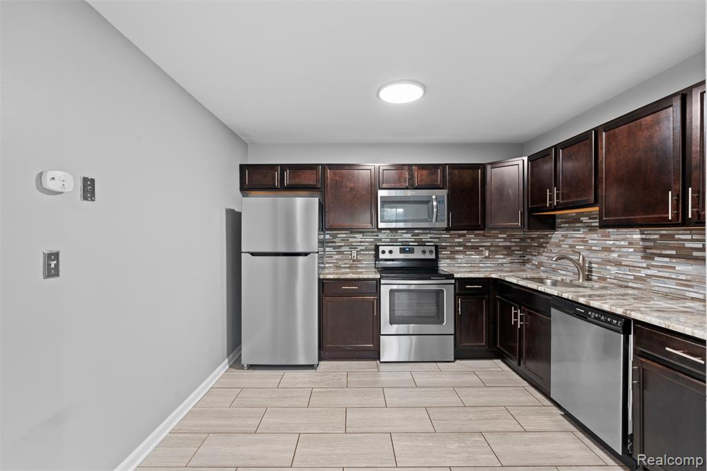 4127 Kent Road Royal Oak, MI 48073 - Photo 5 of 10