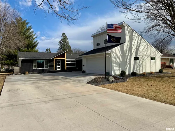$319,900 | 1695 Jefferson Street, Galesburg, IL 61401