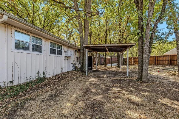 a view of a house with backyard