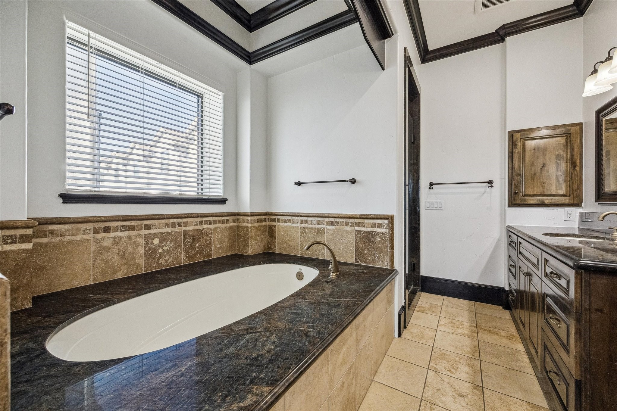 4119 Allen Street Houston, TX 77007 - Photo 28 of 49 a bathroom with a tub a sink and a mirror