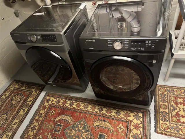 a close up view of a washer and dryer