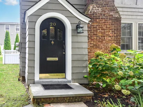 $4,300 | 20 Oldwood Road South, Unit 1, Port Washington, NY 11050