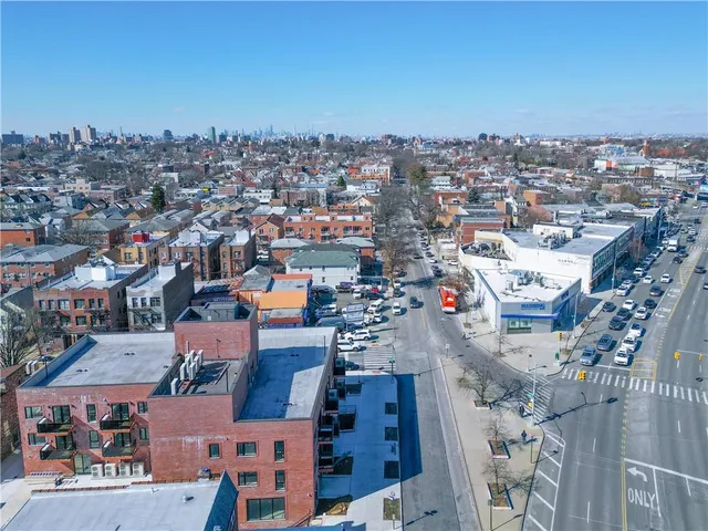 an empty room with windows and ceiling fan