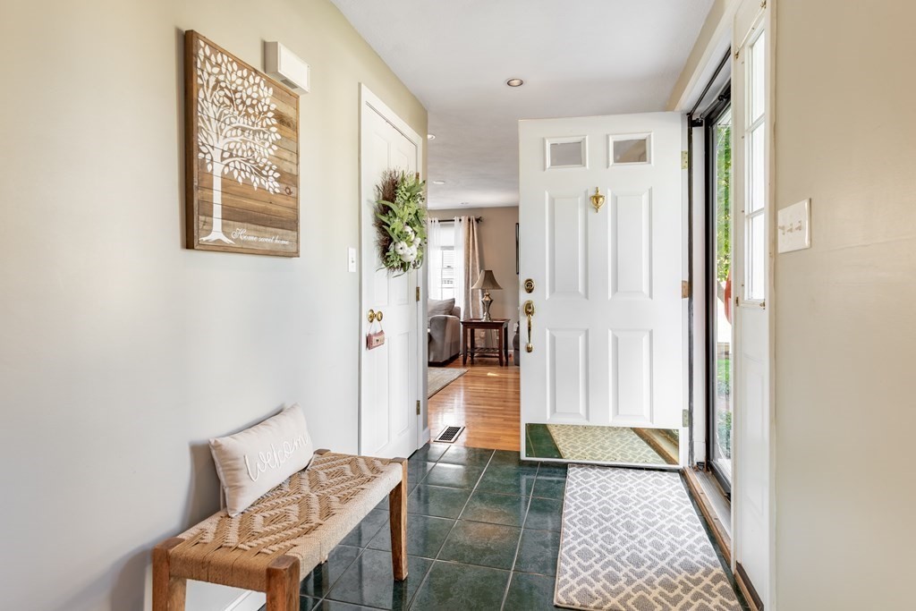 30 Sandra Road Peabody, MA 01960 - Photo 3 of 37 Gallery Image 3