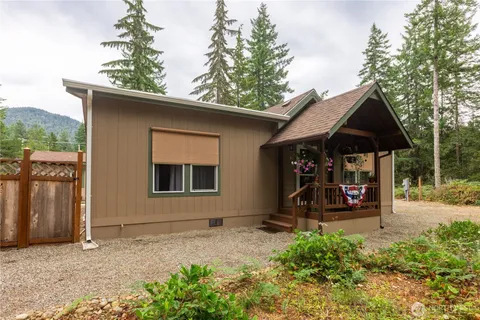 a view of a house with backyard