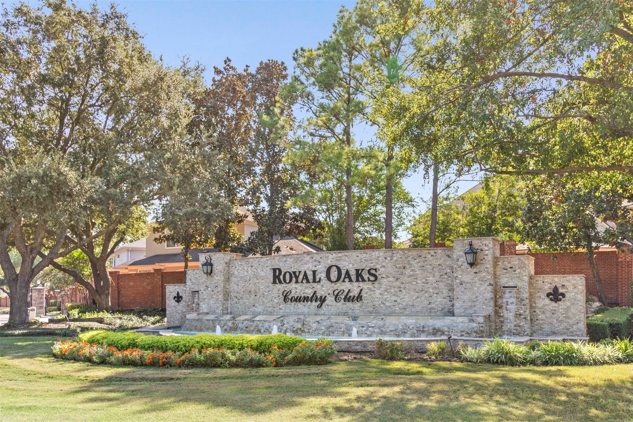 11826 Legend Manor Drive Houston, TX 77082 - Photo 2 of 43 Prestigious gated community Royal Oaks. Your guest will be greeted at the 24-hour manned entrance. NOTE: Tenant will be provided a private orienation regarding Royal Oaks CC with community manager shortly after moving in.
