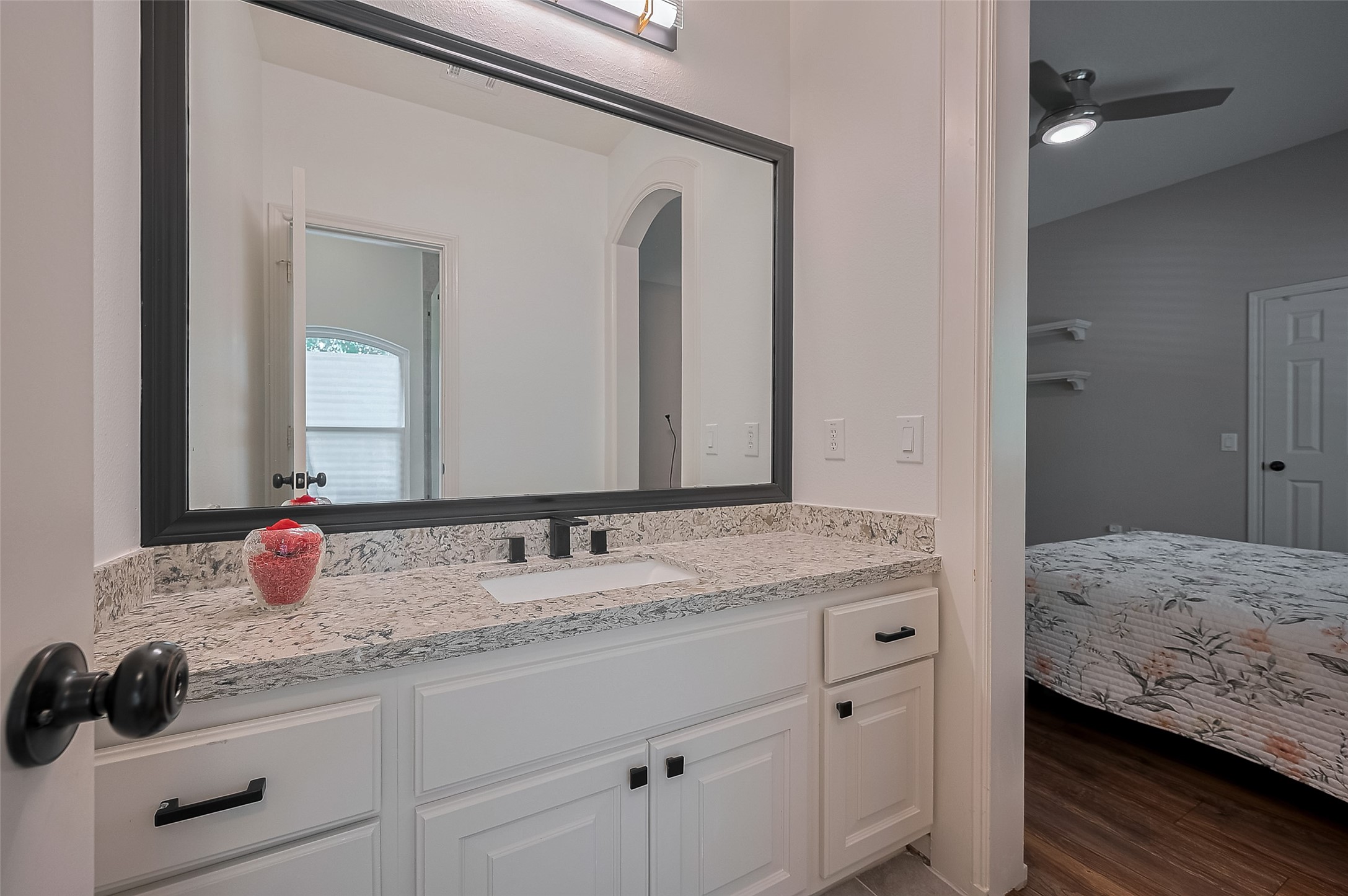 11826 Legend Manor Drive Houston, TX 77082 - Photo 25 of 43 Updated Hollywood bath located at the front of the home.