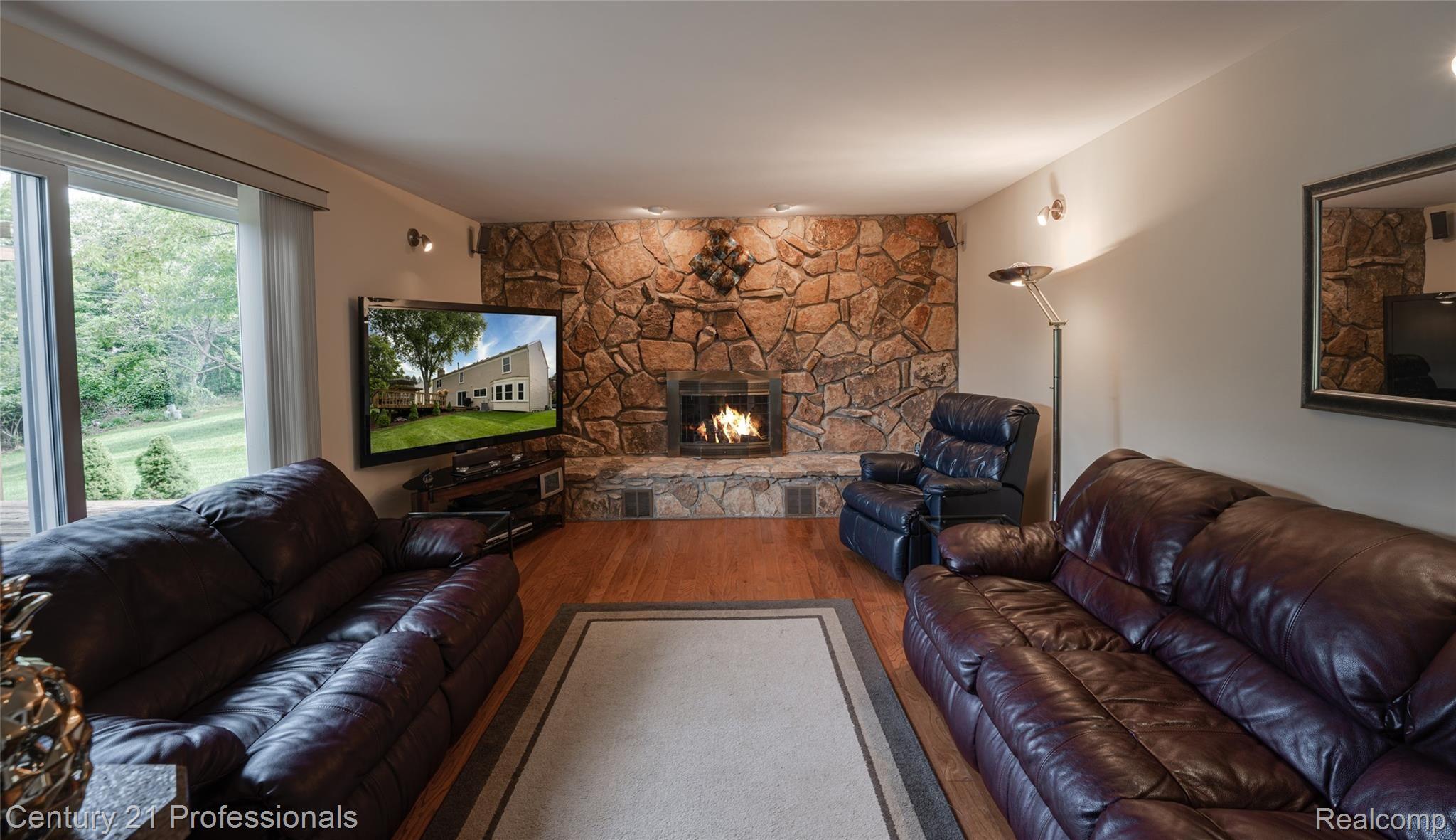 1354 North Fairview Lane Rochester, MI 48306 - Photo 19 of 70 19_Family Room_1.jpg