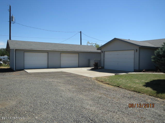 3330 Rosenkranz Road Tieton, WA 98947 - Photo 3 of 15 a house with a outdoor space