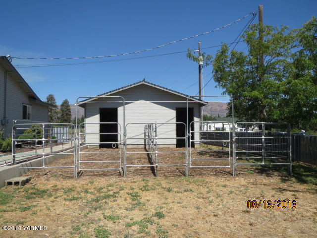 3330 Rosenkranz Road Tieton, WA 98947 - Photo 4 of 15 a view of a house with backyard