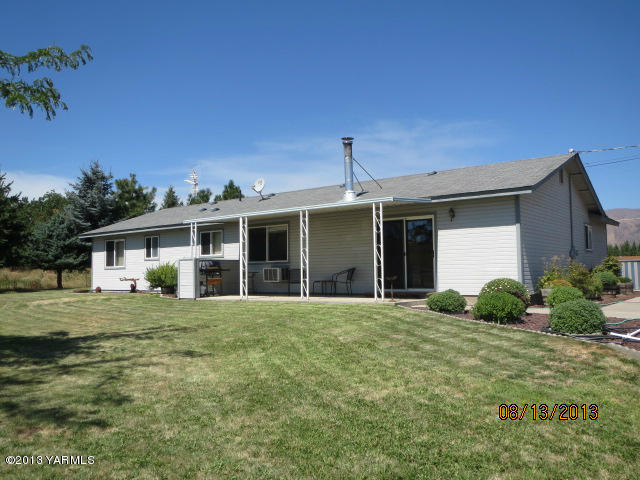 3330 Rosenkranz Road Tieton, WA 98947 - Photo 5 of 15 a front view of a house with a garden
