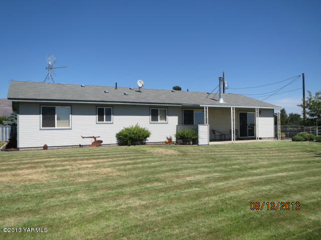 3330 Rosenkranz Road Tieton, WA 98947 - Photo 7 of 15 a front view of a house with a garden