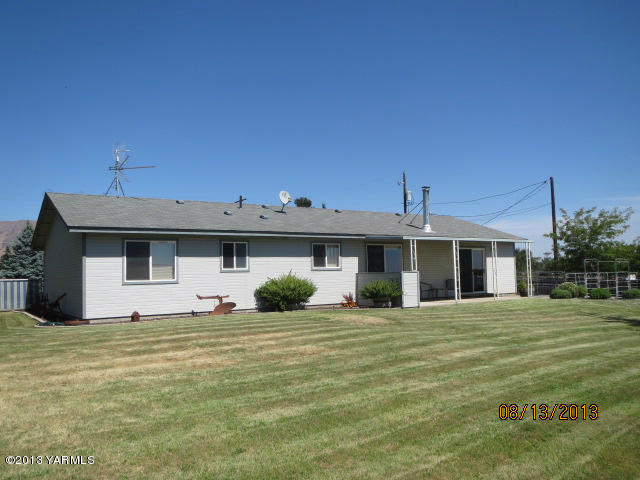 3330 Rosenkranz Road Tieton, WA 98947 - Photo 8 of 15 a front view of a house with a yard