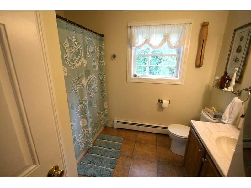 55 Streamside Lane, Unit 12 Bangor, ME 04401 - Photo 11 of 29 Bathroom. 1st Floor Full Bath