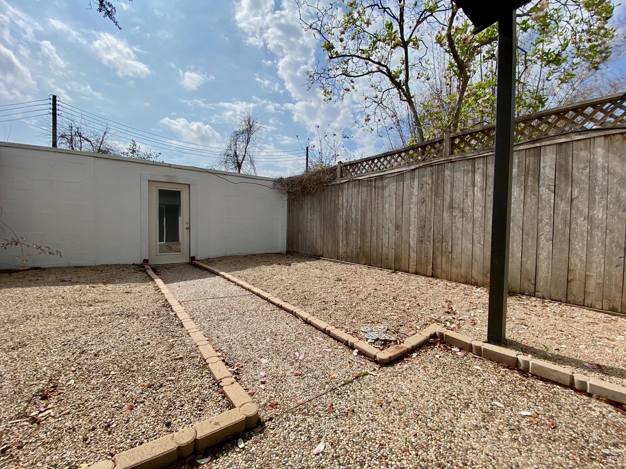 1259 Blalock Road Houston, TX 77055 - Photo 34 of 41 a backyard of a house